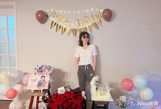 闫妮|闫妮小区跳舞,穿小西装配背带裙庆中秋,51岁还有少女身材真绝了