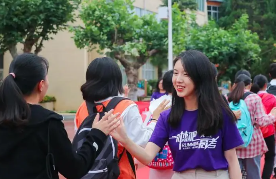 学霸|“三无家庭”孩子没出路？北大学子随机接受采访，父母职业很亮眼