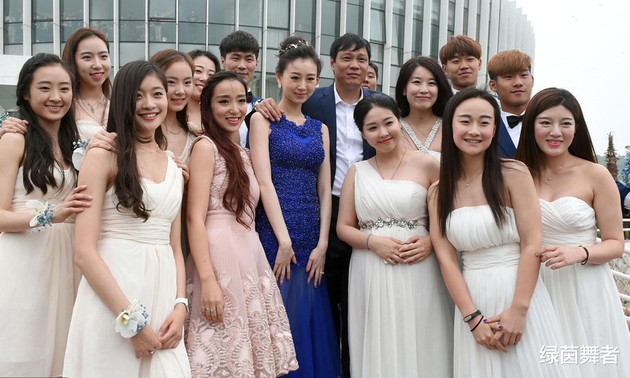 范志毅|范志毅直播声援国足，爆粗口怒怼喷子，三婚+女儿外籍遭网友质疑