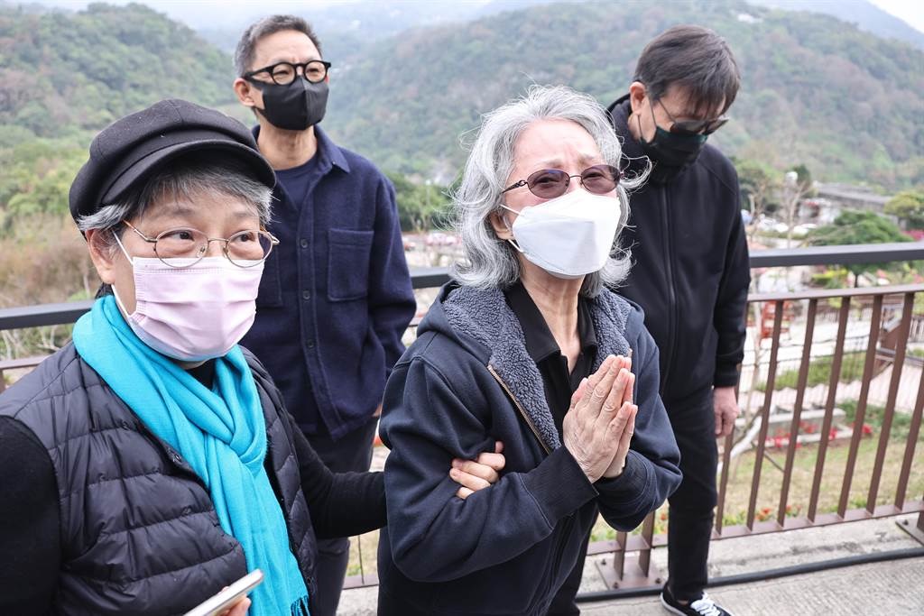 社会养老|86岁丁强下葬现场照曝光,爱妻磕头痛哭跪别,儿子亲撒骨灰入土