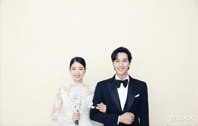 朴信惠|朴信惠婚礼现场图来了！身穿白纱幸福出嫁，好友李洪基献唱祝歌