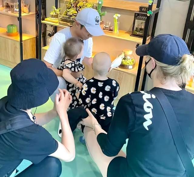 撒贝宁|撒贝宁陪家人出游，太太及龙凤胎颜值高引关注，小撒低调保持距离