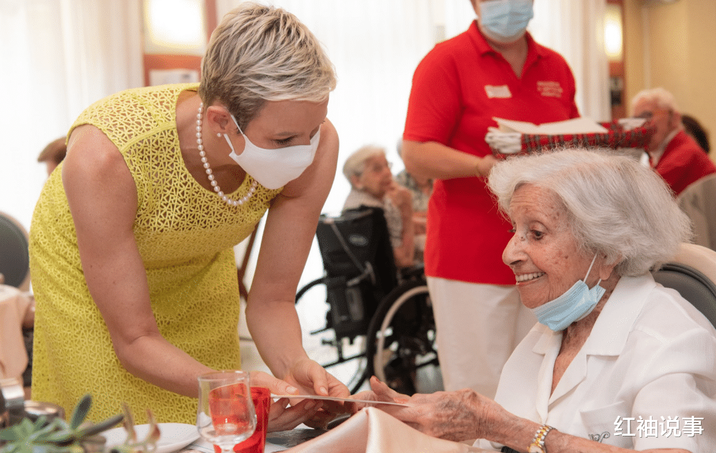 张天爱|44岁夏琳王妃长残了，砍袖礼服暴露身材短板，胳臂皮肤似老树皮