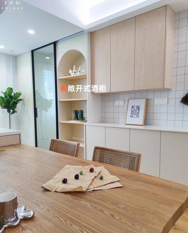 餐厅终于布置完毕,酒柜一门2用,亲戚朋友来参观,感觉倍有面子