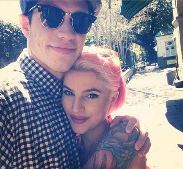 爱莉安娜·格兰德|拿下宇宙网红卡戴珊，还和A妹谈情说爱，这位脱口秀小哥姓氏名谁？