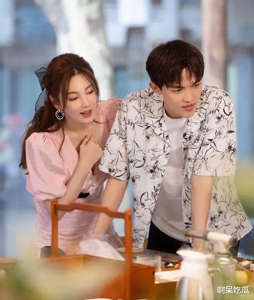 张雨绮|张雨绮有新欢了?与男子一同出游,男方主动帮忙拿行李好贴心