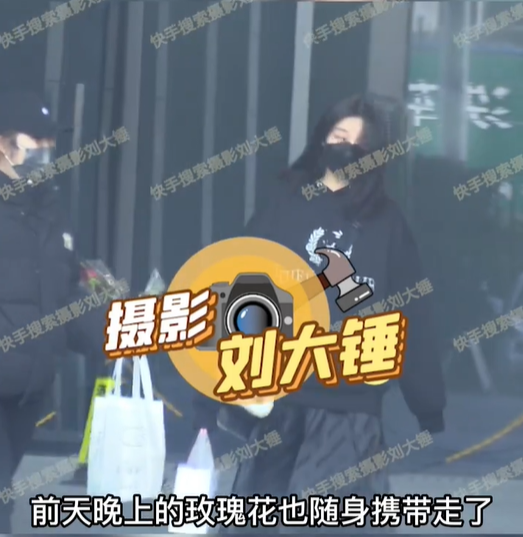 王嘉尔|王嘉尔宋雨绮恋情疑曝光！女方手拎三束玫瑰花，被男方司机接回家