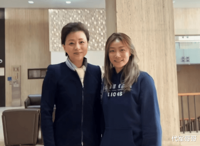 55岁杨澜近照曝光，头发花白弓腰驼背，被要求合影来者不拒！