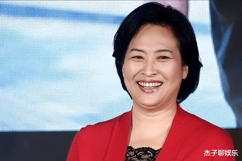 许娣|著名演员许娣：嫁初恋恩爱41年，拍戏后，把赚的钱全上交给他