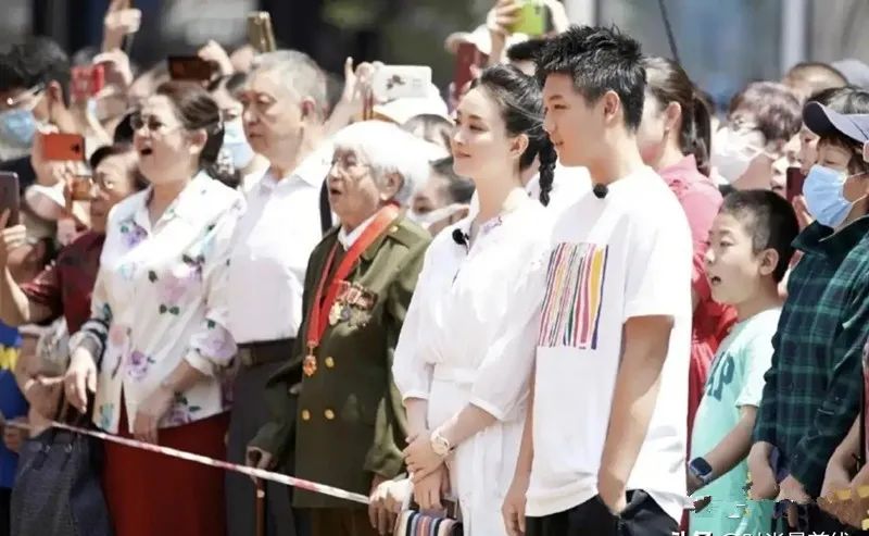 王艳|王艳儿子终于长大了！眉清目秀身材壮硕成帅小伙，15岁身高超妈妈半头