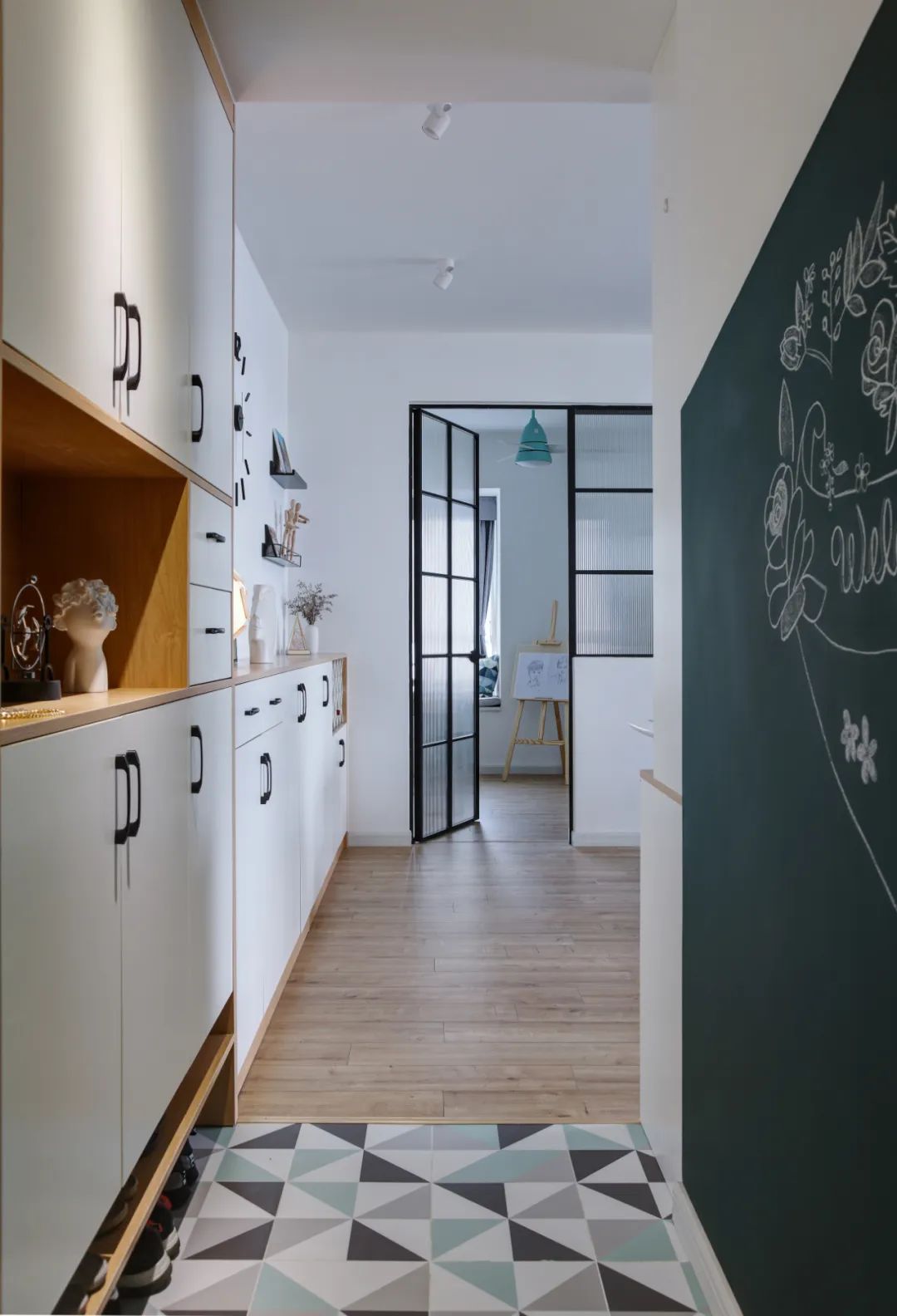 进门后是长玄关，如何设计更加实用而不压抑呢？