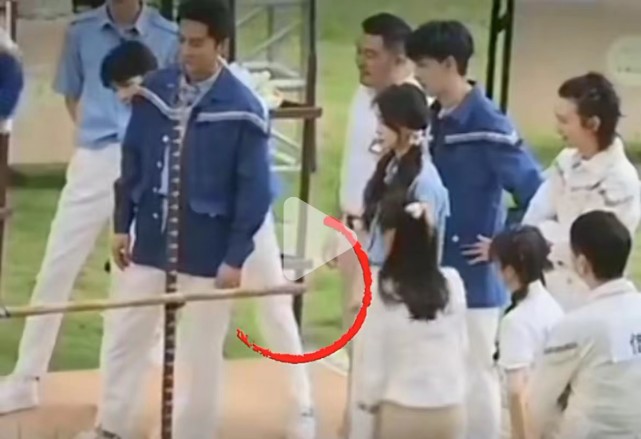 Angelababy|跑男路透再惹争议!baby疑被嘉宾孤立,当众做游戏受伤无人理