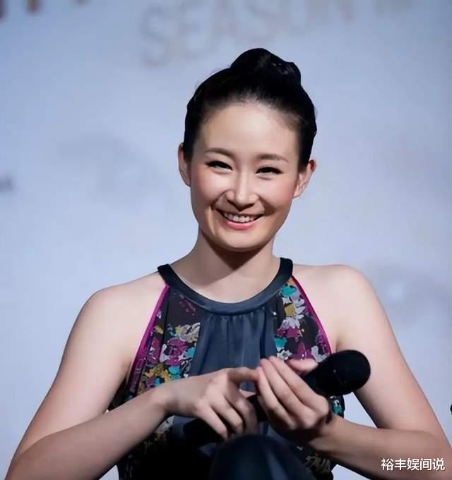 |38岁王亚彬秀高难度站立一字马！时间超30秒，网友称赞天花板级别