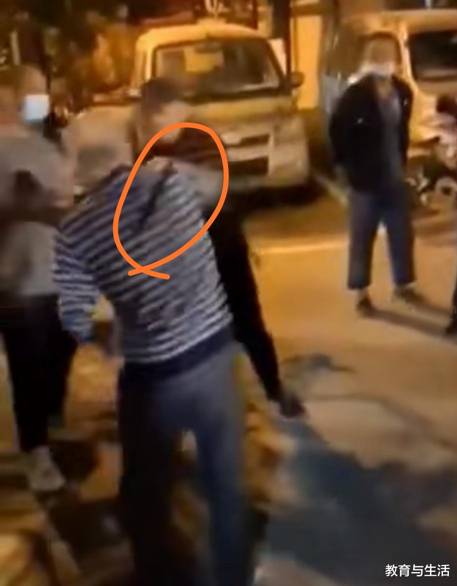 两老人打架女生录视频被拐杖打中