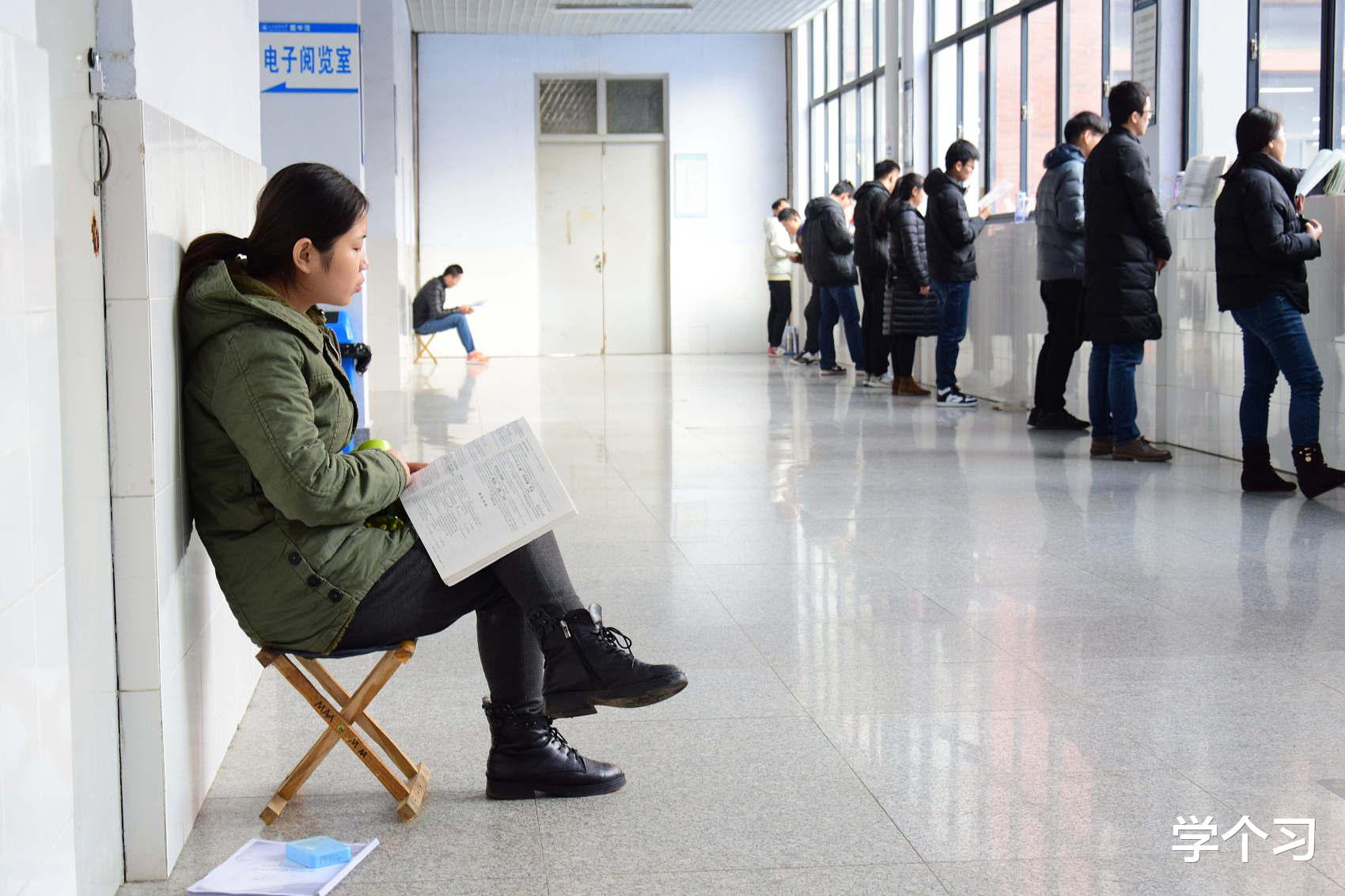 考研|准备考研的同时，要不要先找份工作，做“两手准备”？