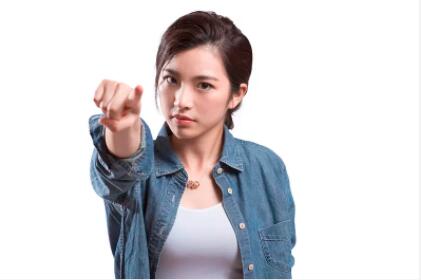 刚发工资,丈夫就把一个月的工资输光了,妻子气得直抹眼泪
