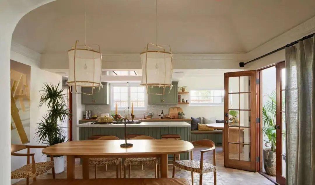 好莱坞|她20岁凭一部剧火遍全球,30岁过气隐退,如今却靠古堡豪宅翻红