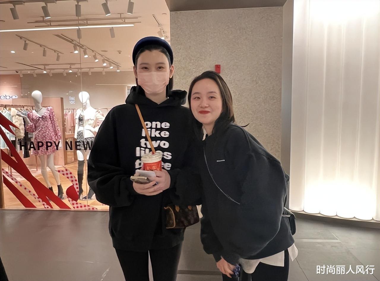 奚梦瑶高调亮相胖不少！穿深v礼服脸大一圈，越来越有豪门气场感