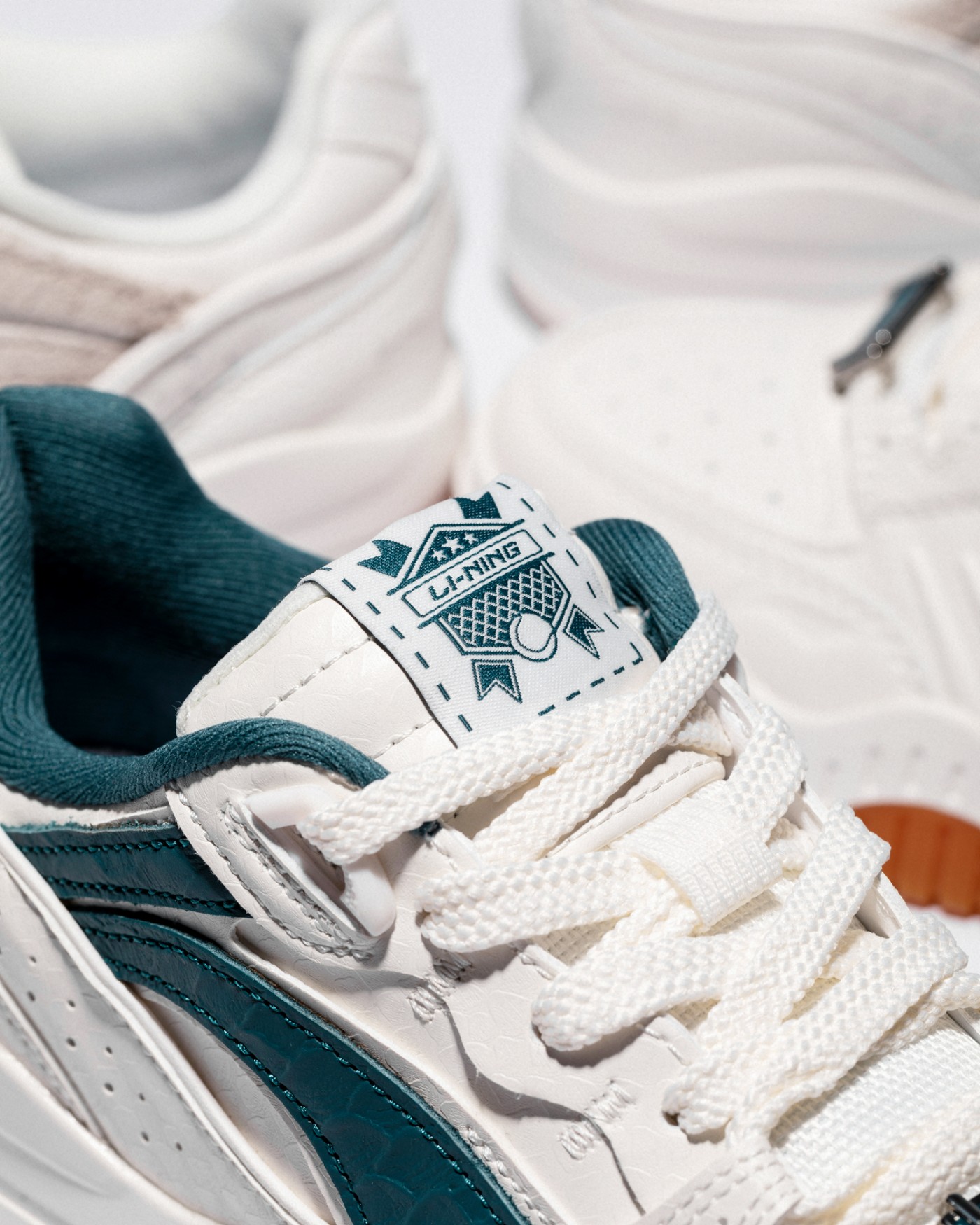 8 月鞋圈别这么刺激好吗!第一双就是王炸!看完价格不淡定了!