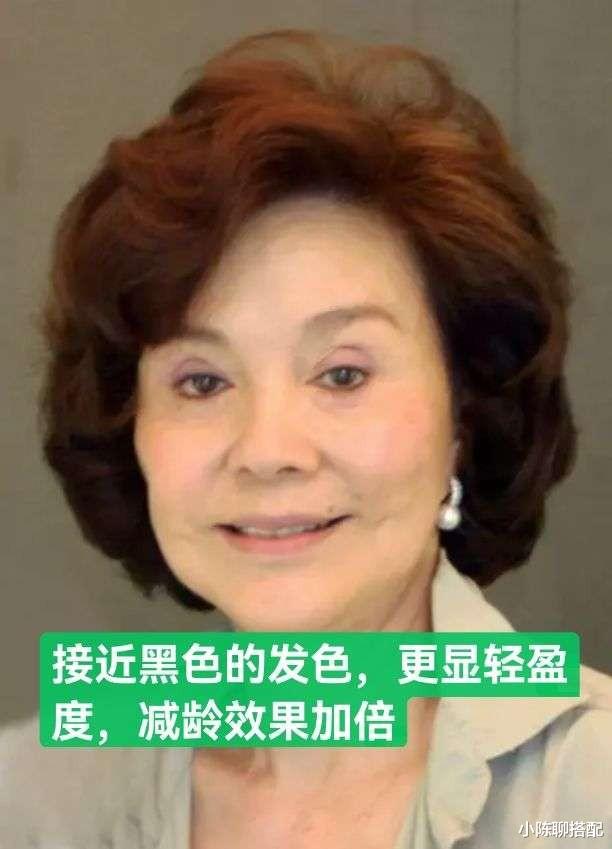 运动 78岁归亚蕾依旧很美，“海浪卷短发+花素搭配”，从容老去很优雅