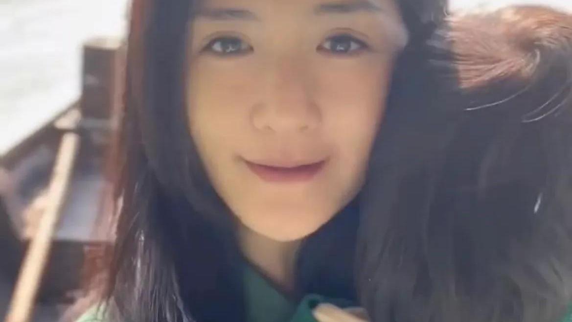 谢娜|谢娜带仨女儿游船超温馨，跳跳俏俏歌声不断，1岁小咘芽发量优越