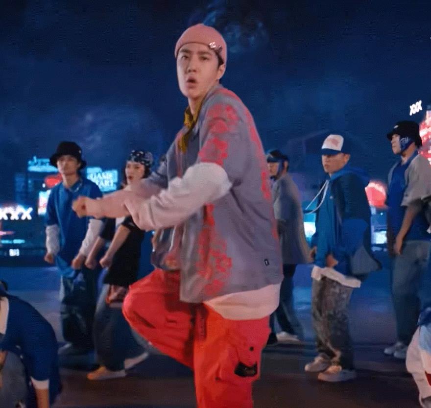 王一博|王一博街舞大秀很有态度，有趣又可爱，摩托车舞步创意十足