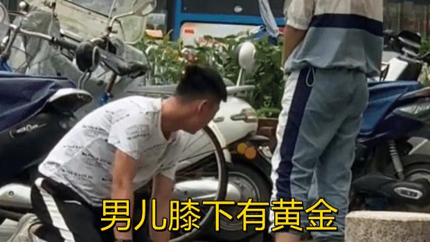 河南男子跪地求女友原谅，女子站一旁冷冷看着，目击者：不值得！