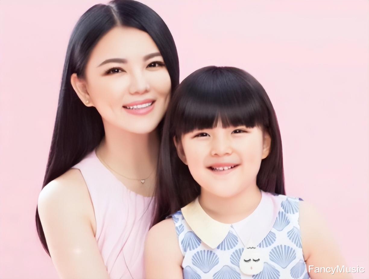 李湘 李湘女儿时隔多年变化大,减肥成功颜值提升,开始向美女转型
