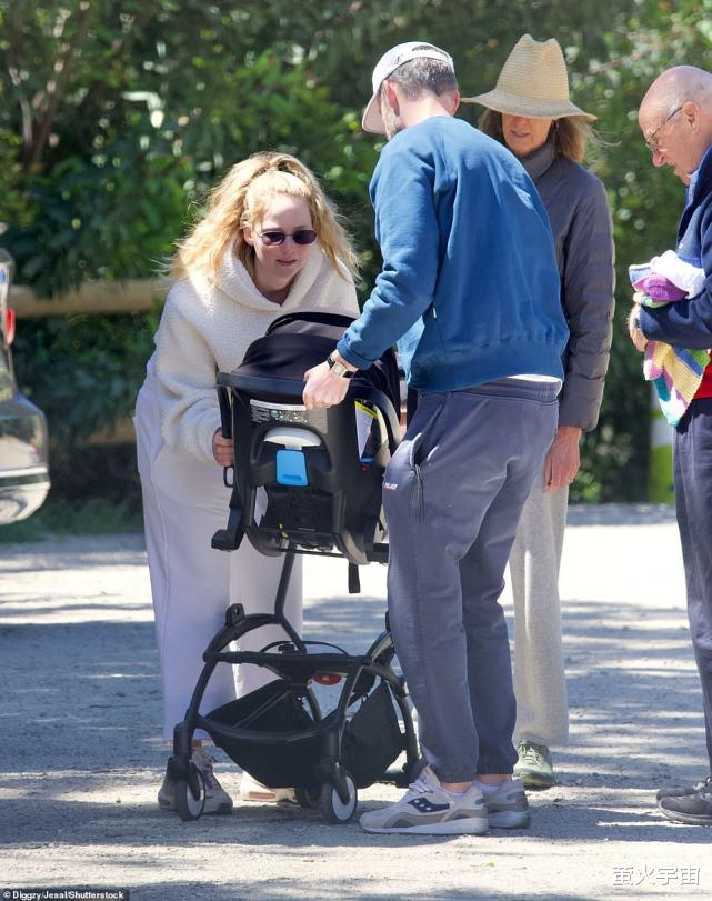 蒋梦婕|31岁詹妮弗·劳伦斯首次遛娃，肚腩明显未着急恢复，却仍是白到发光