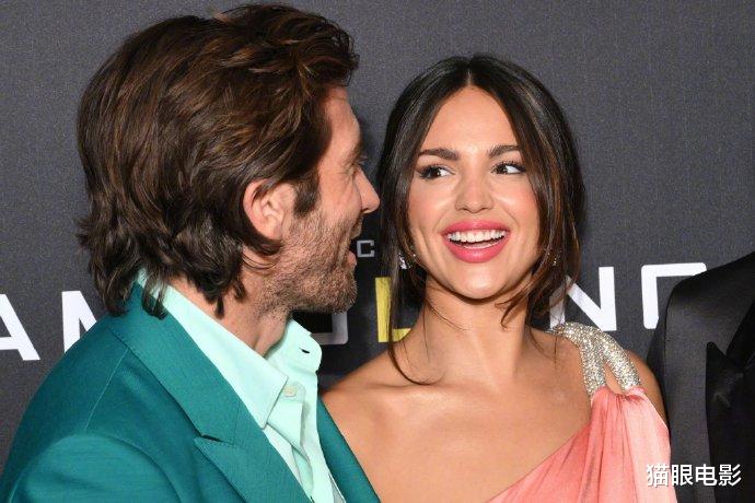 粉色|32岁艾莎冈萨雷斯绝了!粉色嘟嘟唇引人注目,网友:不要再丰唇了