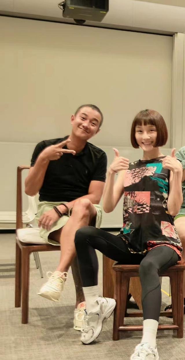 谢娜|文章近照瘦到认不出，与谢娜排话剧黄磊探班