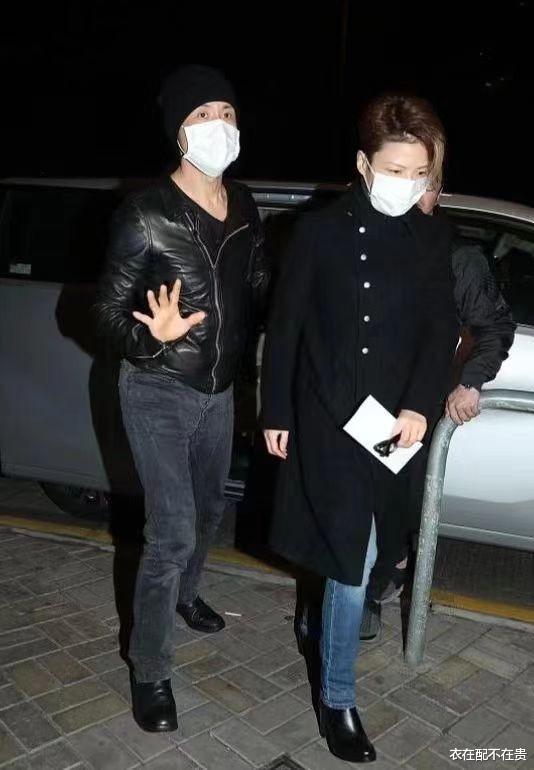 张学友妻子看着挺年轻，二人同框她穿得简单却高级，老公更像保镖