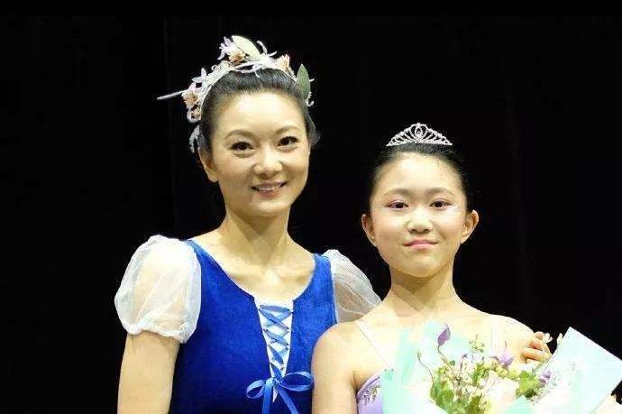 张艺谋|72岁张艺谋忙拍戏疑冷落娇妻！41岁陈婷体力太强，8公里用时46分