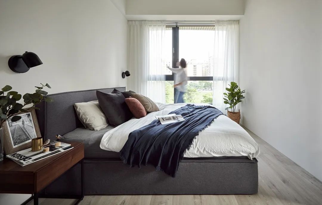 高级灰简约风装修,融入经典装修元素,三居室美翻了