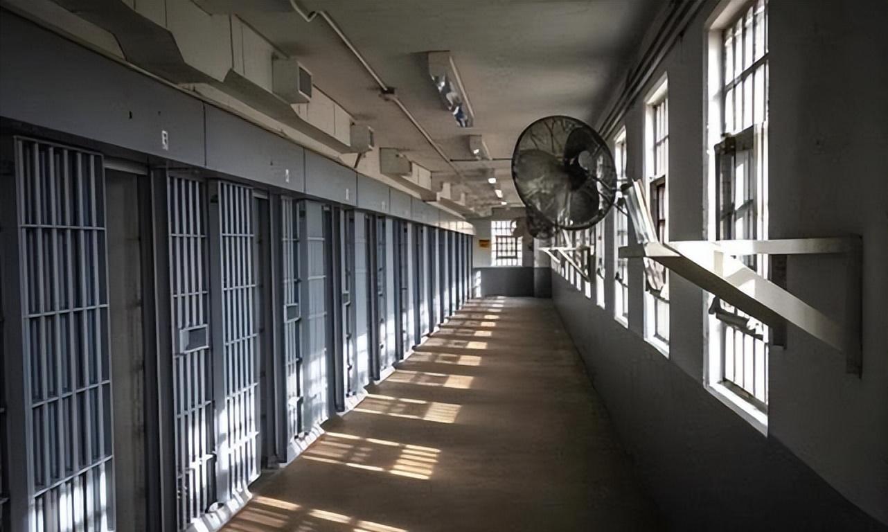 21年,美国28名女犯被男犯们凌辱一夜,狱警:我收了钱就给了钥匙