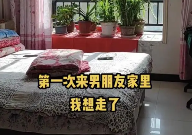 男子带女友首次去家里过夜,看到床单后,女友当场走人