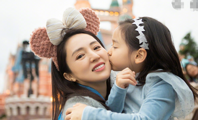 董璇|42岁董璇大方晒性感照!穿深V纱裙曲线完美,双手抱胸前眼神风情