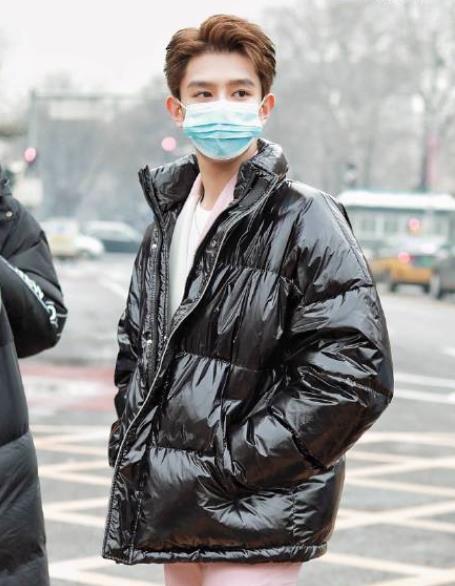 春晚|春晚彩排下班照：王嘉尔为自家带货，朱一龙穿北电校服，邓超随意