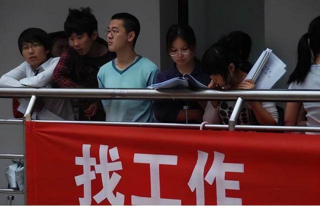 hr|“想双休的没事业心”，HR狂妄发言，没想踢到铁板大学生，被回怼