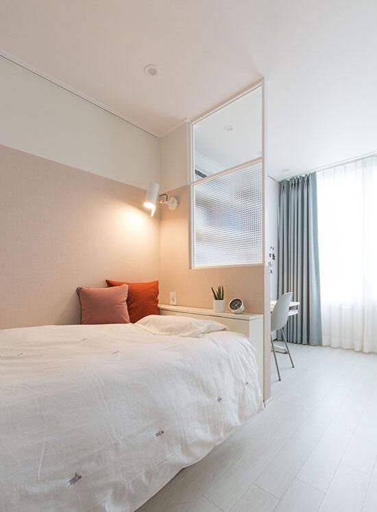 床靠墙的做法早过时了,我家直接后移70cm,做成这样超级好用