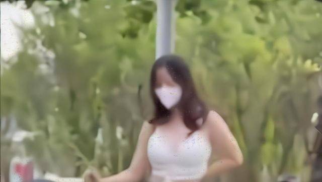 女大学生在宿舍拍大片,手电筒都用上了,网友:看到了未来