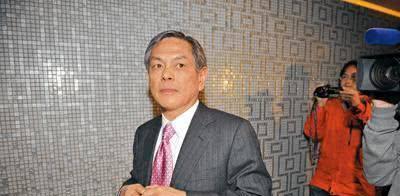 香港|何超琼跟甘比合照,这个站在C位的男人才是“大人物”,他是谁?