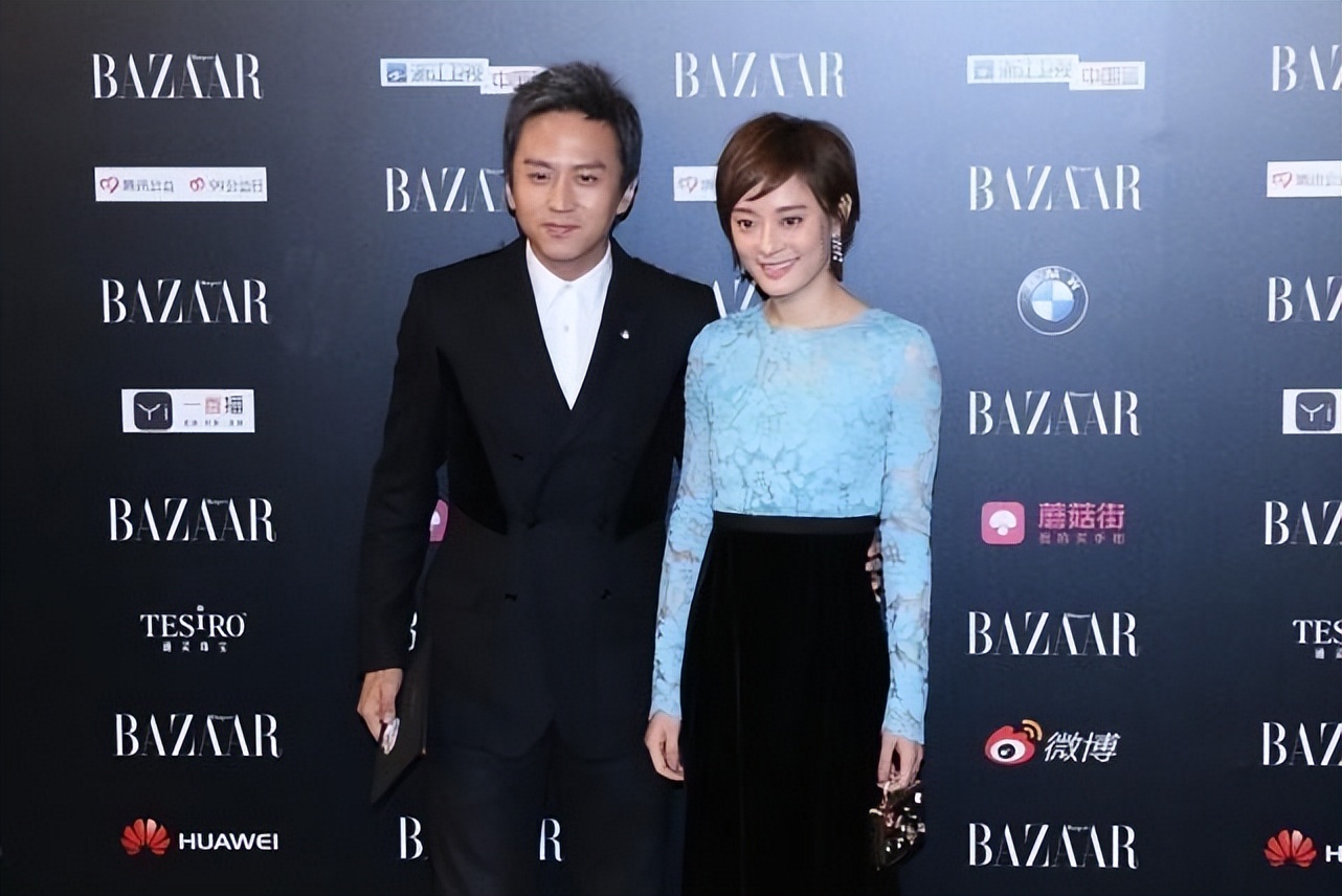 孙俪|孙俪穿上蓝色的服装好可爱,和老公同框更柔美,气质挺像少女的