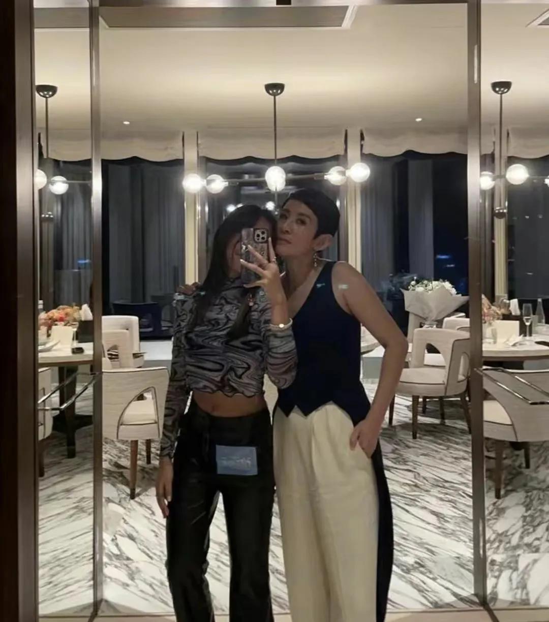 吴君如|偶遇陈可欣吴君如一家三口，16岁陈是知亭亭玉立，打扮青春靓丽