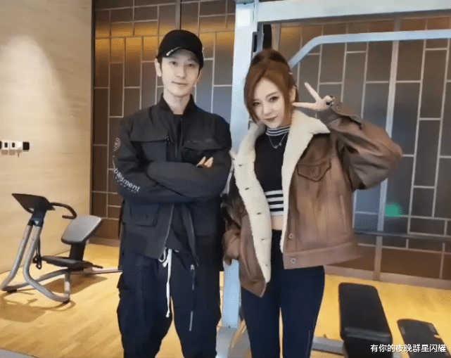 黄晓明|黄晓明与女子合照曝光,女方颜值高不输杨颖,同框数次关系成谜