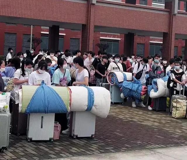 金融圈|广东深圳:实拍打工者找工作实况,看到底薪2500,头也不回地走了