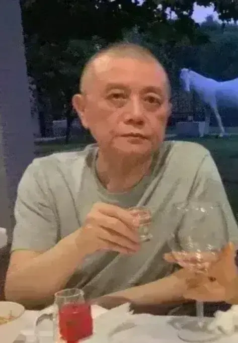 王朔|63岁王朔近照曝光！面容肿胀老态尽显，与妙龄女子把酒言欢太潇洒