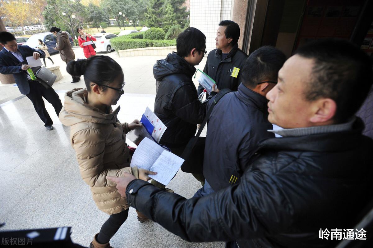 西装|想要一举考上事业编，裸考上岸存在吗？丢掉幻想，老老实实复习！