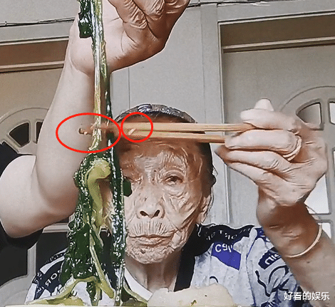 梦华录|85岁马玉琴帮李玉成夹菜，筷子上带着米粒，网友：不嫌磕碜