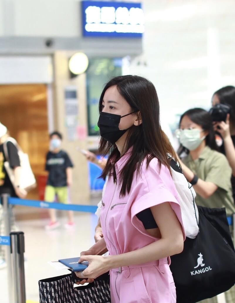 于文文|于文文穿樱花粉工装连体衣现身机场，被粉丝热情包围